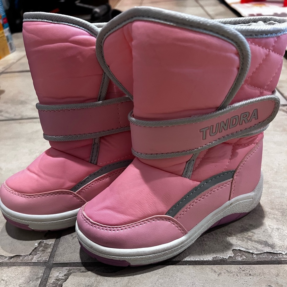 Tundra SNOWBOOTS Toddler size 9. Very good condition.